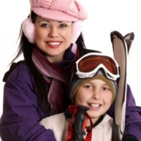 женщина с детской семьей, ходящей на лыжах в Альпах 