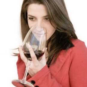 Mulher a provar um vinho reserva