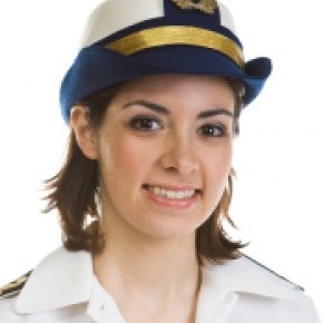 a) Женщина-бухгалтер на борту средиземноморского круизного корабля