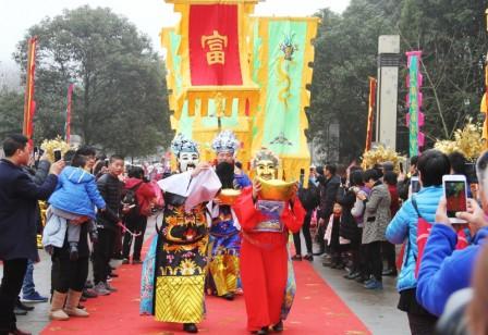 Rekordverdächtige Besucherzahlen: Zahlreiche Touristen besuchen die Feierlichkeiten zum Jahr des Affen in der chinesischen Wasserstadt Zhouzhuang
