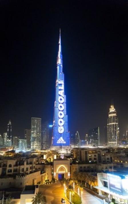 El marcador de fútbol en vivo más alto del mundo situado en el Burj Khalifa de Emaar en Dubái cautiva a los visitantes