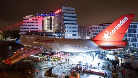 Corendon Boeing 747 in Hotelgarten 'gelandet'