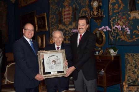 Seine Durchlaucht Prinz Albert II., Kronprinz von Monaco, wurde von Shimon Peres, dem 9. Präsidenten Israels, mit der Auszeichnung 
