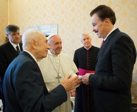 Israels 9. Präsident Shimon Peres und Dr. Mike Evans trafen Papst Franziskus und dankten ihm für seine Freundschaft und seine Unterstützung für das jüdische Volk und den Staat Israel