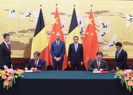 Hainan Airlines unterzeichnet Absichtserklärung mit Flughafen Brüssel im Beisein von Chinas Ministerpräsidenten Li Keqiang und Belgiens Premierminister Charles Michel