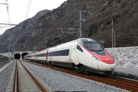 Schweiz: Längster Eisenbahntunnel der Welt geht in Betrieb