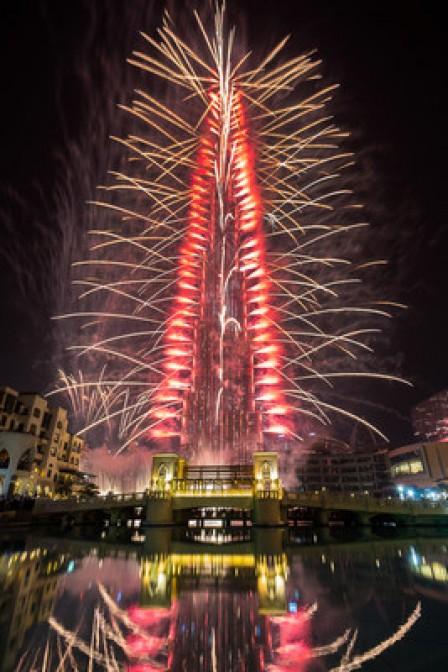 Dubai ilumina el mundo con deslumbrantes fuegos artificiales en la noche de fin de año en el show de Emaar