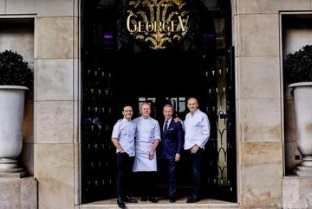 Le Four Seasons Hotel George V, Paris devient le premier Hôtel en Europe à proposer 3 restaurants étoilés au Guide Michelin