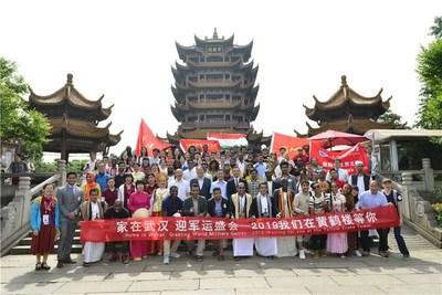 100 voluntarios extranjeros de 38 países compiten para ser narradores urbanos de la Torre de la Grulla Amarilla
