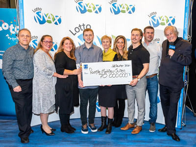 Une famille de huit se partage un gros lot record de 70 000 000 $ au Lotto Max!