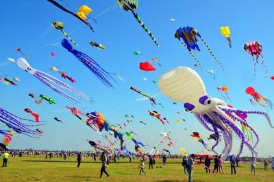 El 37° Festival Internacional de Cometas de Weifang comienza en el este de China