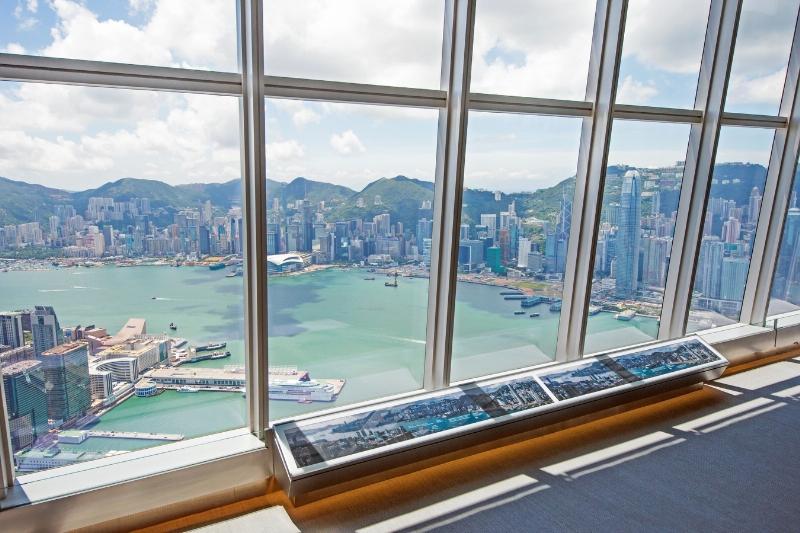 Die Aussichtsplattform sky100 in Hongkong bietet die „Little Twin Stars Sky-high