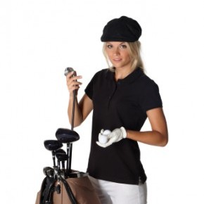 mujer rusa con palos de golf